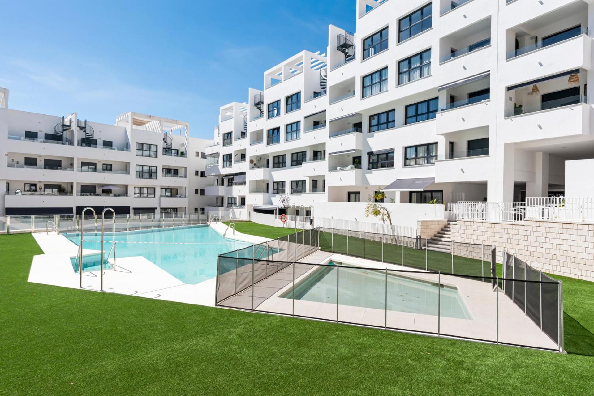 Beautiful 2-Bedroom Apartment Near Center And Beach Estepona Exterior photo